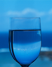 グラスに入った天然水